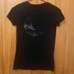 Very simple but aesthetic shirt :)